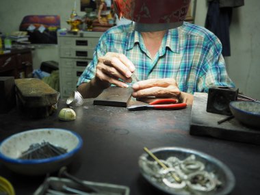 Goldsmith bitmemiş bir altın zor çalışma elleri ile çalışma