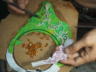 Goldsmith bitmemiş bir altın zor çalışma elleri ile çalışma