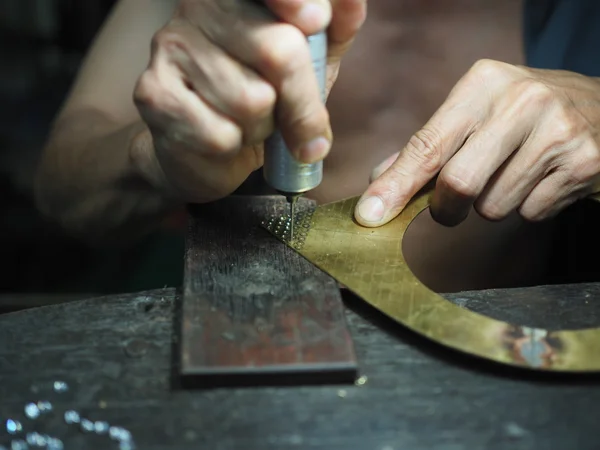 Goldsmith trabajando en un oro inacabado con sus manos trabajadoras — Foto de Stock