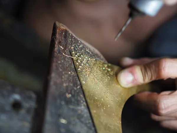 Goldsmith trabajando en un oro inacabado con sus manos trabajadoras — Foto de Stock