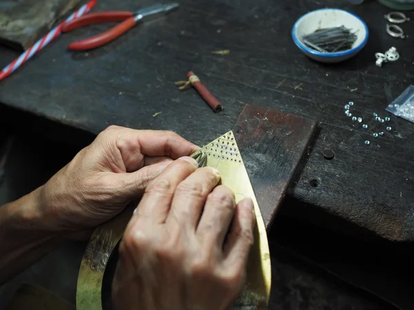 Goldsmith trabajando en un oro inacabado con sus manos trabajadoras — Foto de Stock