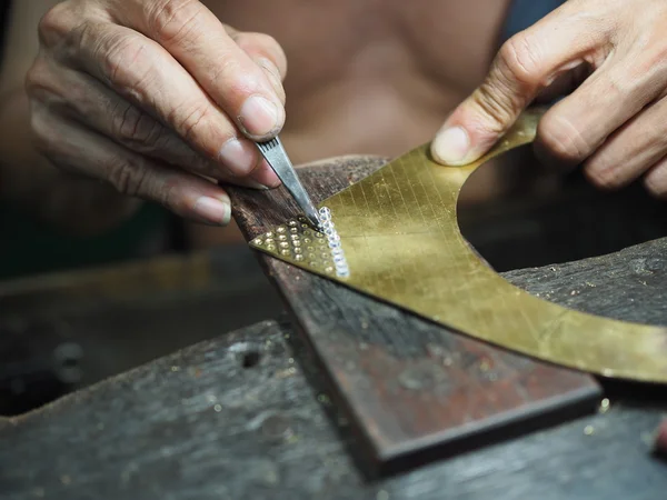 Goldsmith trabajando en un oro inacabado con sus manos trabajadoras — Foto de Stock