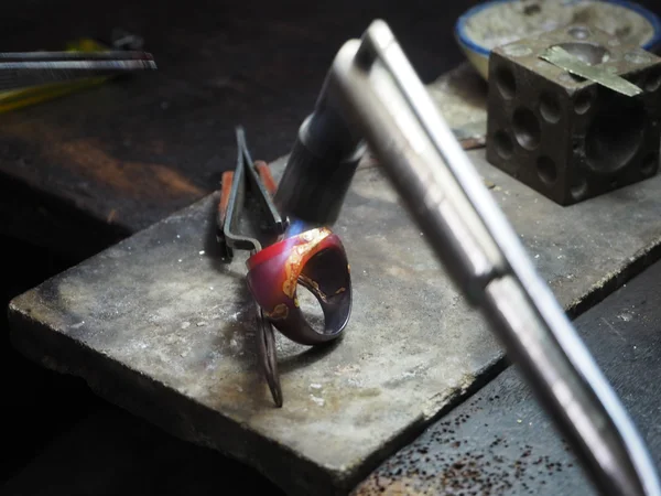 Goldsmith trabajando en un oro inacabado con sus manos trabajadoras — Foto de Stock