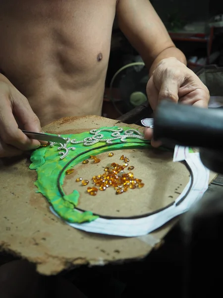 Goldsmith trabajando en un oro inacabado con sus manos trabajadoras — Foto de Stock