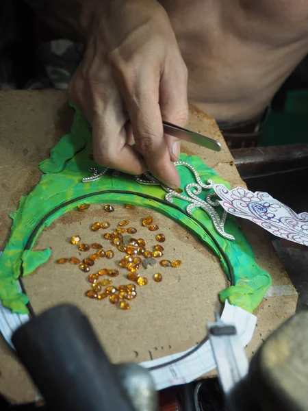 Goldsmith trabajando en un oro inacabado con sus manos trabajadoras — Foto de Stock