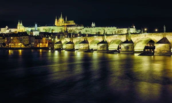 Ponte Carlos, Hradcany, Mala strana e Catedral de São Vito à noite. Praga, República Checa — Fotografia de Stock