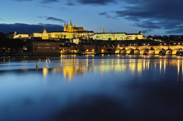 Pont Charles et cathédrale St Vitus la nuit. Prague, République tchèque — Photo