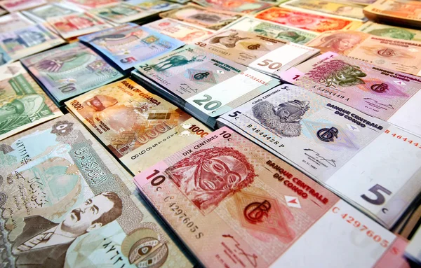 Stare banknoty na biurku — Zdjęcie stockowe