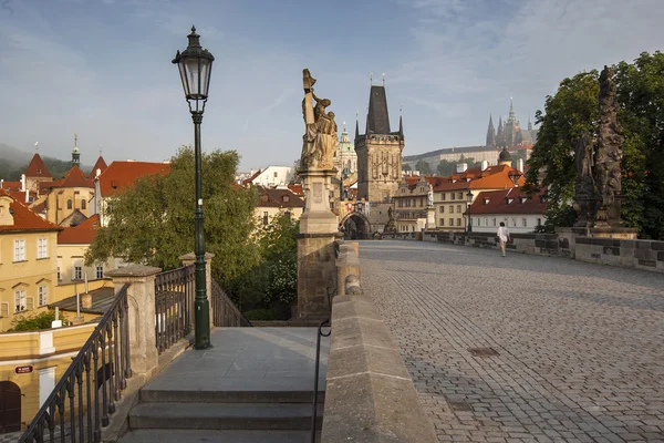 Ponte Charles de manhã cedo, Praga, República Checa — Fotografia de Stock