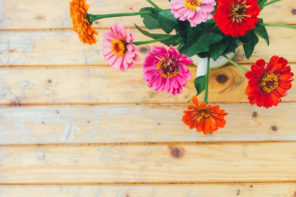 A fából készült háttér színes virágok — Stock Fotó