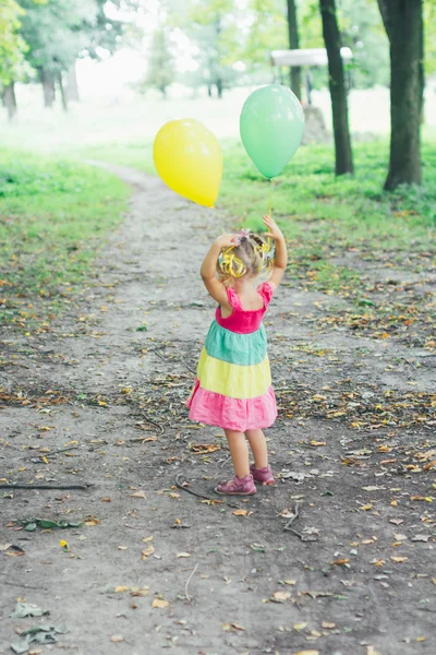 Petite fille joue avec des ballons — Photo