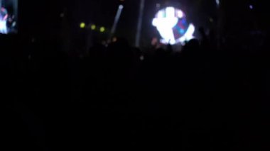 Geceleri açık hava konseri. Yaz festivali kavramı. Seçili odak
