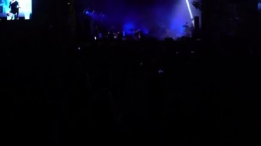 Geceleri açık hava konseri. Yaz festivali kavramı. Seçili odak