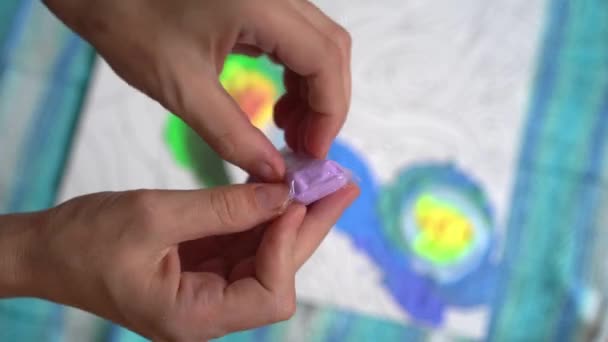 打开一袋软质塑料的简单方法 女性的手张开紫色的塑料来雕刻一幅画 霍比概念 — 图库视频影像