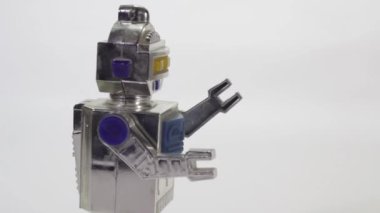 Sovyet Robot Oyuncağı Beyaz Arkaplanda Yürüyor