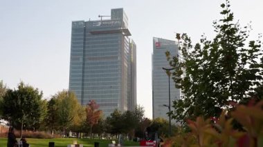 Taşkent, Özbekistan - 3 Kasım 2025: Huzurlu Taşkent City Park ilçesi üzerinde yüksek cam ofis binaları yükseliyor. Şehir merkezinin sakin semtindeki modern gökdelenlerin ön görüntüsü.