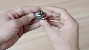 Asgari metal süratli montaj adaptörü incelemesi. Kamera kafesi montajı ya da cihaz bağlantısı için tasarlandı. Yaratıcılar, videograflar ve mobil iş akışları için kompakt mühendislik aksesuarı.