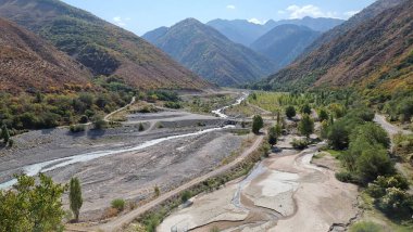 Dağlardaki nehrin havadan görünüşü