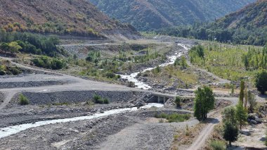 Dağlardaki nehrin güzel manzarası