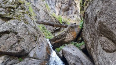 Dağlarda güzel bir şelale