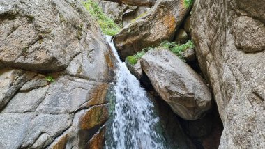 Dağlarda güzel bir şelale