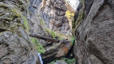 dağlarda şaşırtıcı şelale