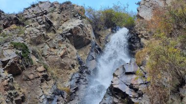 dağlarda şaşırtıcı şelale