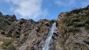 dağlarda şaşırtıcı şelale