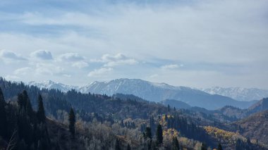 Dağlar ve gökyüzü ile güzel manzara