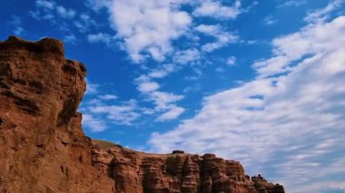 Dağları ve bulutlu gökyüzü olan güzel bir manzara.