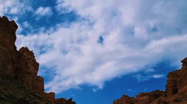 Dağları ve bulutlu gökyüzü olan güzel bir manzara.