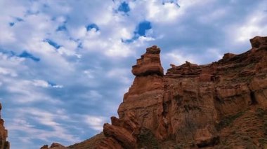 Dağların güzel manzarası ve bulutlu gökyüzü