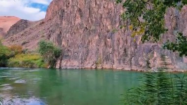 Nehir ve dağların muhteşem manzarası