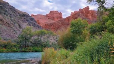 Nehir ve kanyonların güzel manzarası