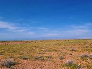 Mavi gökyüzü ile güzel bir çöl manzarası