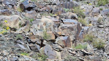 Dağ vadisinde taşlar