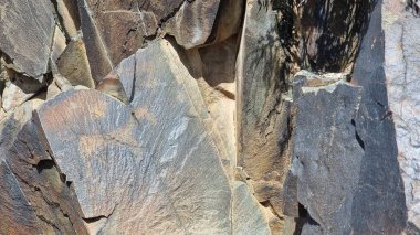 Taşların dokusu. Petroglifli taşlar..