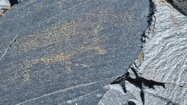 Taşların dokusu. Petroglifli taşlar..