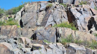 Dağlarda kayalar ve kayalar.