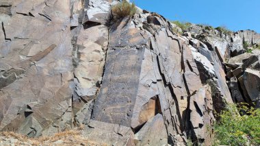 Dağlardaki kayalar. Petroglifli taşlar..