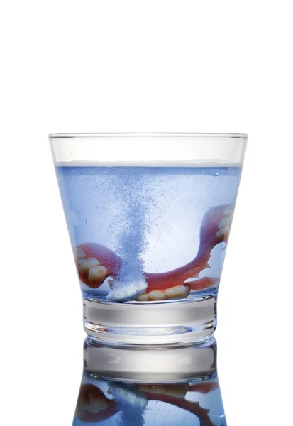 Het reinigen van een prothese in een glas met water. Proprium van hygiëne. Lucht b — Stockfoto