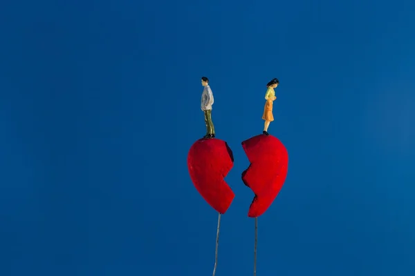 Mavi arka plan üzerinde kırık kalp kavramsal.