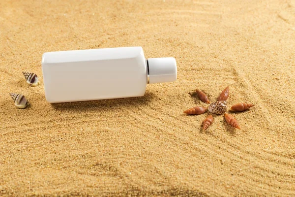 Kabuğu ile sahilde beyaz şişe.