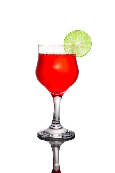 Cocktail rosso e lime su sfondo bianco . — Foto Stock