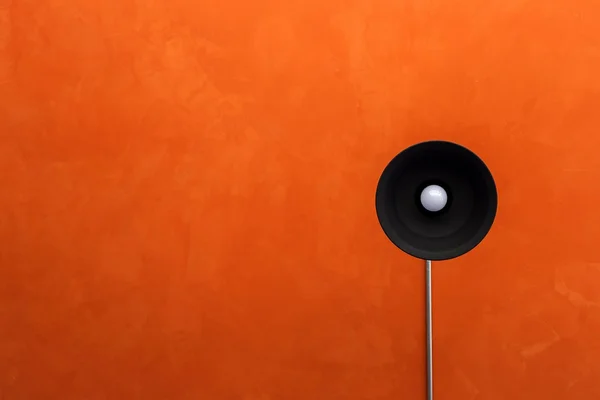 Turuncu çimento arka plan ile tavan lamba.