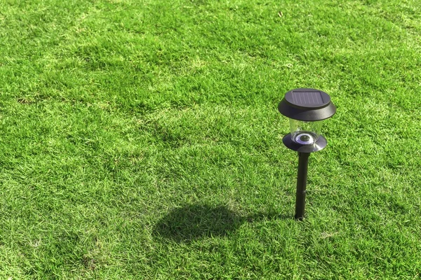 Bahçesinde bulunan güneş ışığı gölgesinden güneş lambası.