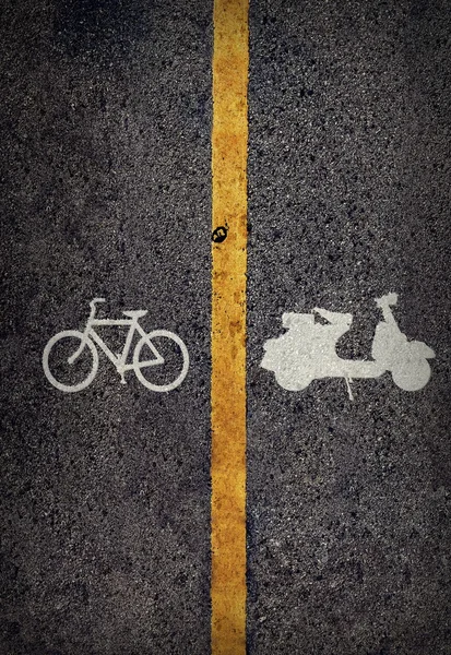 Sarı çizginin üzerinde bisiklet ve motosiklet için yüksek yol saperate 