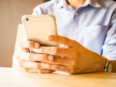 Bir adam akıllı telefon kullanma