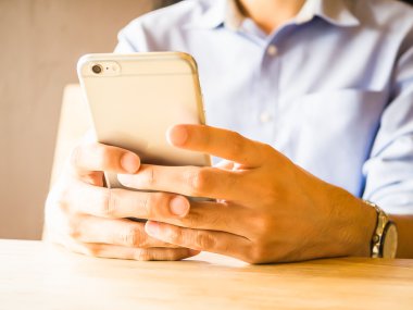 Bir adam akıllı telefon kullanma