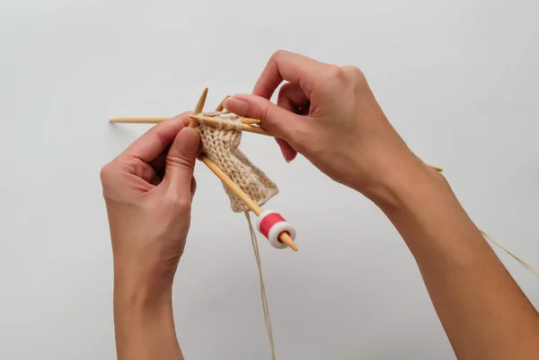 Çift kadının ellerini ve örgü iğneleri